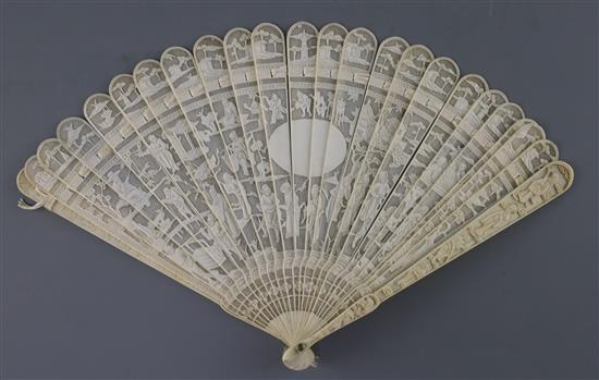 A Chinese export ivory brise fan, 19th century, L. 18.3cm